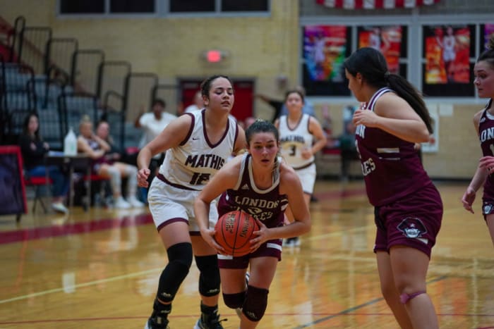 mathis-london-girls-basketball-playoffs00075